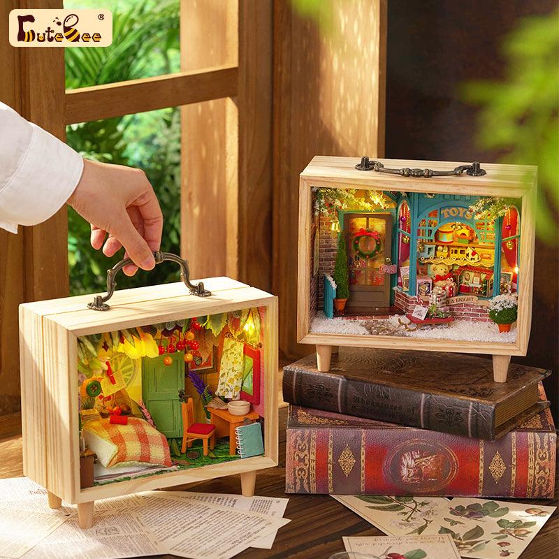 https://cdn.shopify.com/s/files/1/0743/8945/5069/files/puzzloria-diy-miniature-forest-house-puzzloria-diy-dollhouse-kit-small-wooden-box-2-43347962659037.jpg?v=1745185781