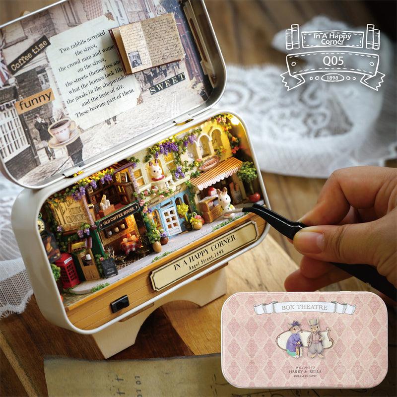 https://cdn.shopify.com/s/files/1/0743/8945/5069/files/puzzloria-diy-miniature-green-puzzloria-diy-dollhouse-kit-box-theater-43347948273885.jpg?v=1745186062